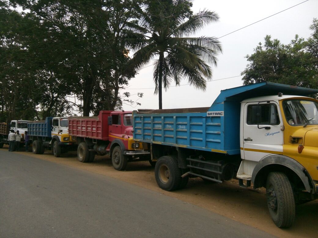 ಲಾರಿ ತಡೆದು ಸ್ಥಳೀಯರ ಪ್ರತಿಭಟನೆ